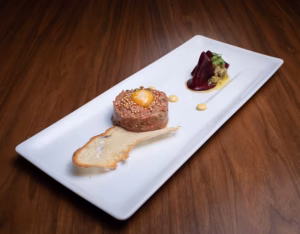 Bife tártaro, beterraba e sementes de mostarda