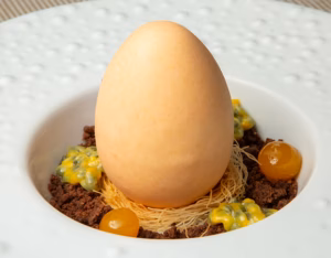 O ovo (chocolate branco, queijo creme, doce de ovos e maracujá)