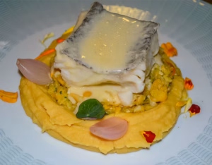 Bacalhau, grão-de-bico, amêndoa e alheira
