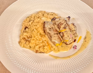 Medalhões de vitela com molho roquefort e risotto de cogumelos selvagens