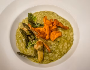 Risotto de espargos com pesto e legumes